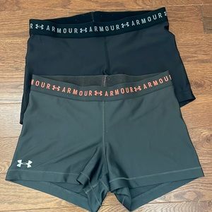 Excellent condition under armour spandex. Black and Gray pair